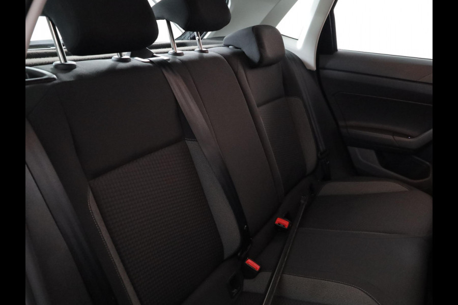 Volkswagen Polo 1.0 TSI Life 95 PK | Navigatie via app | Parkeersensoren voor en achter | LM velgen |