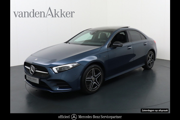 Mercedes-Benz A-Klasse 250e AMG // Panoramadak // Memory // Trekhaak // Keyless // Carplay // Sfeerverlichting // MultiBeam LED // Night Pakket // Augm