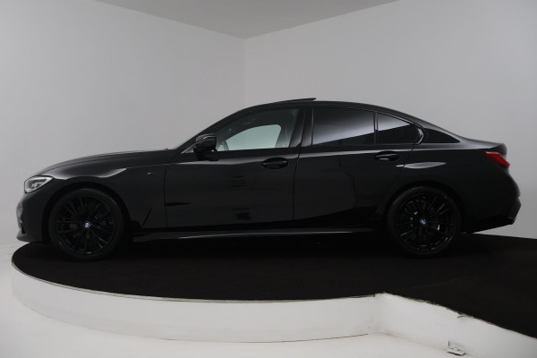 BMW 3-serie 330i High Executive Edition M-Pakket (PANORAMADAK, HEAD-UP, CAMERA, STOELVERWARMING, DEALER ONDERHOUDEN, NL-AUTO, NAP)
