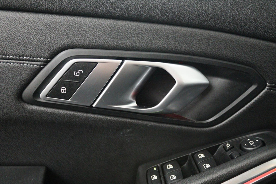 BMW 3-serie 330i High Executive Edition M-Pakket (PANORAMADAK, HEAD-UP, CAMERA, STOELVERWARMING, DEALER ONDERHOUDEN, NL-AUTO, NAP)