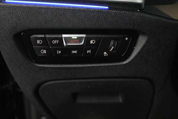 BMW 3-serie 330i High Executive Edition M-Pakket (PANORAMADAK, HEAD-UP, CAMERA, STOELVERWARMING, DEALER ONDERHOUDEN, NL-AUTO, NAP)