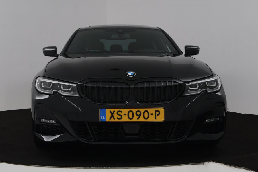 BMW 3-serie 330i High Executive Edition M-Pakket (PANORAMADAK, HEAD-UP, CAMERA, STOELVERWARMING, DEALER ONDERHOUDEN, NL-AUTO, NAP)