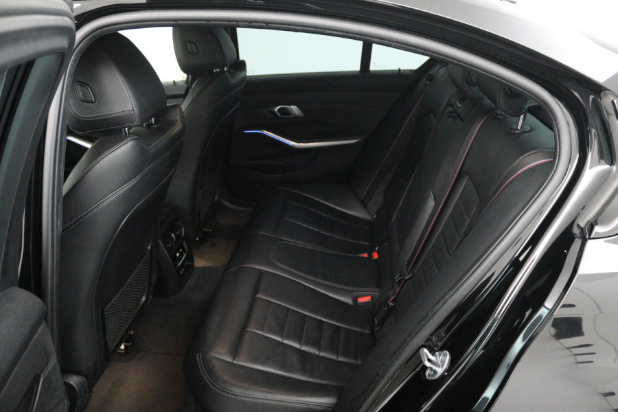 BMW 3-serie 330i High Executive Edition M-Pakket (PANORAMADAK, HEAD-UP, CAMERA, STOELVERWARMING, DEALER ONDERHOUDEN, NL-AUTO, NAP)