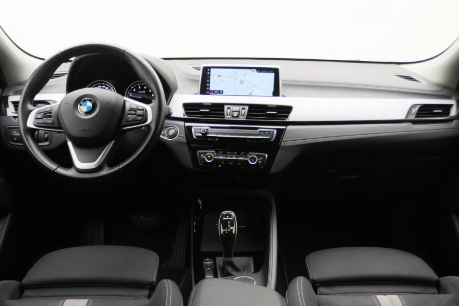 BMW X2 sDrive20i High Executive Automaat LED, Head-Up, Apple Carplay, Stoelverwarming, PDC, 17"