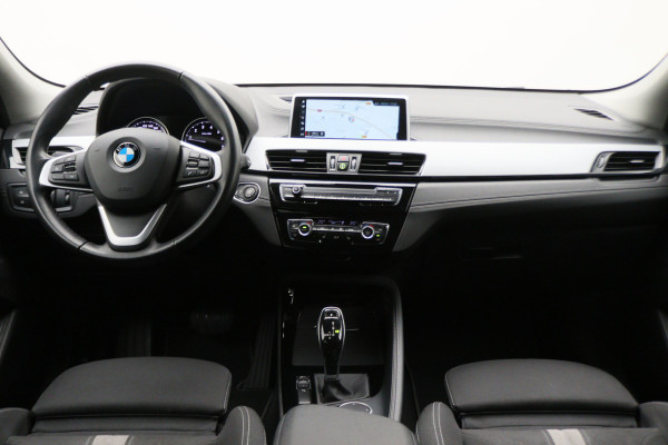 BMW X2 sDrive20i High Executive Automaat LED, Head-Up, Apple Carplay, Stoelverwarming, PDC, 17"