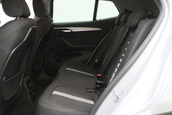 BMW X2 sDrive20i High Executive Automaat LED, Head-Up, Apple Carplay, Stoelverwarming, PDC, 17"