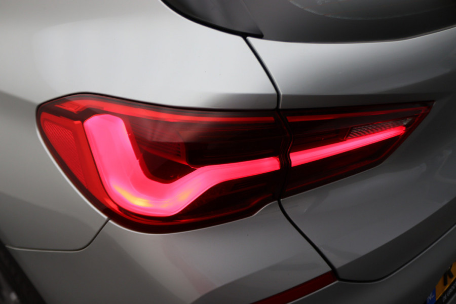BMW X2 sDrive20i High Executive Automaat LED, Head-Up, Apple Carplay, Stoelverwarming, PDC, 17"