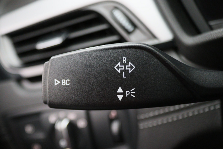 BMW X2 sDrive20i High Executive Automaat LED, Head-Up, Apple Carplay, Stoelverwarming, PDC, 17"