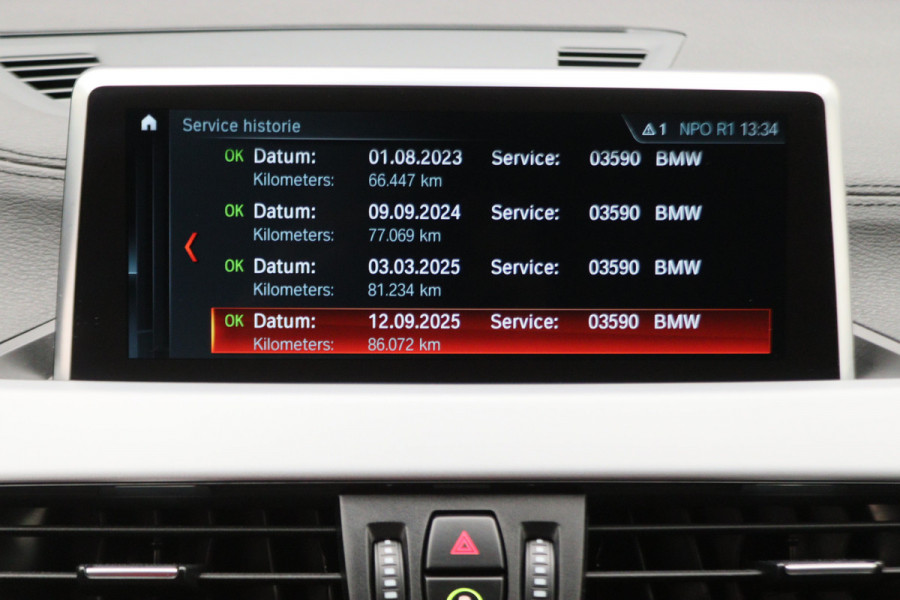 BMW X2 sDrive20i High Executive Automaat LED, Head-Up, Apple Carplay, Stoelverwarming, PDC, 17"