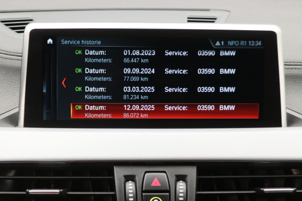 BMW X2 sDrive20i High Executive Automaat LED, Head-Up, Apple Carplay, Stoelverwarming, PDC, 17"