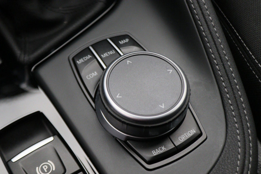 BMW X2 sDrive20i High Executive Automaat LED, Head-Up, Apple Carplay, Stoelverwarming, PDC, 17"