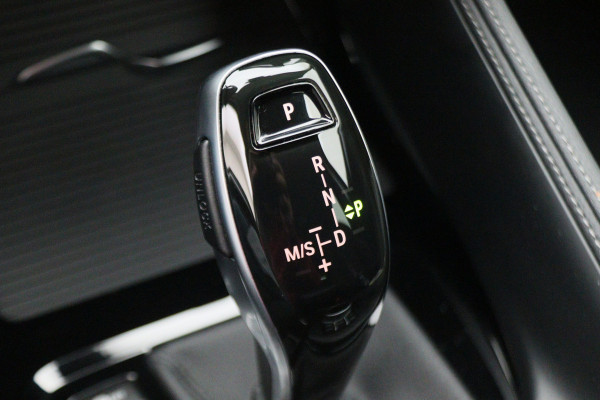BMW X2 sDrive20i High Executive Automaat LED, Head-Up, Apple Carplay, Stoelverwarming, PDC, 17"
