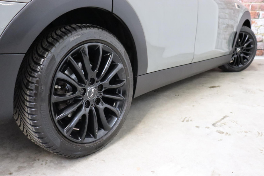 MINI Clubman One Salt Business / Navigatie / LED / Climate Control / Parkeersensoren voor+achter / 16 Inch / Bluetooth / Extra Getint Glas / Cruise Control / Sportstuurwiel / Chrome Line