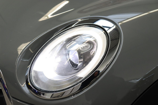 MINI Clubman One Salt Business / Navigatie / LED / Climate Control / Parkeersensoren voor+achter / 16 Inch / Bluetooth / Extra Getint Glas / Cruise Control / Sportstuurwiel / Chrome Line