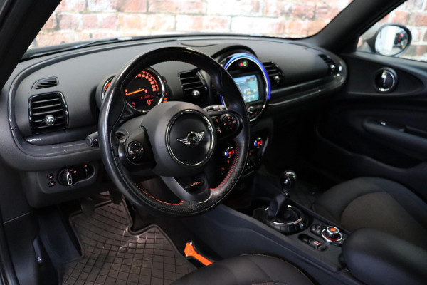 MINI Clubman One Salt Business / Navigatie / LED / Climate Control / Parkeersensoren voor+achter / 16 Inch / Bluetooth / Extra Getint Glas / Cruise Control / Sportstuurwiel / Chrome Line