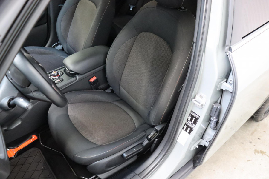 MINI Clubman One Salt Business / Navigatie / LED / Climate Control / Parkeersensoren voor+achter / 16 Inch / Bluetooth / Extra Getint Glas / Cruise Control / Sportstuurwiel / Chrome Line