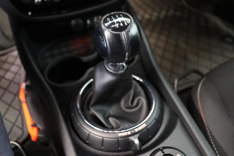 MINI Clubman One Salt Business / Navigatie / LED / Climate Control / Parkeersensoren voor+achter / 16 Inch / Bluetooth / Extra Getint Glas / Cruise Control / Sportstuurwiel / Chrome Line