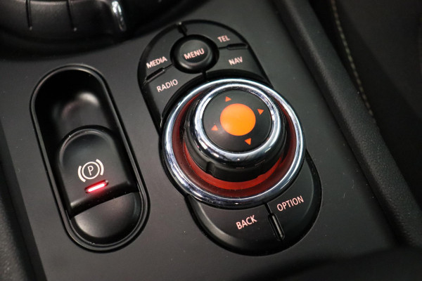 MINI Clubman One Salt Business / Navigatie / LED / Climate Control / Parkeersensoren voor+achter / 16 Inch / Bluetooth / Extra Getint Glas / Cruise Control / Sportstuurwiel / Chrome Line
