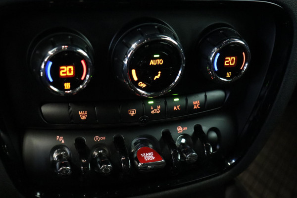 MINI Clubman One Salt Business / Navigatie / LED / Climate Control / Parkeersensoren voor+achter / 16 Inch / Bluetooth / Extra Getint Glas / Cruise Control / Sportstuurwiel / Chrome Line