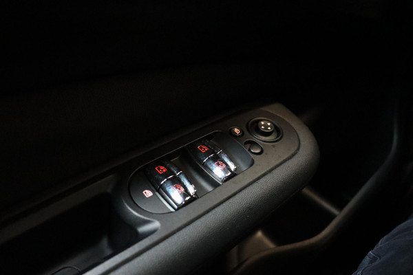 MINI Clubman One Salt Business / Navigatie / LED / Climate Control / Parkeersensoren voor+achter / 16 Inch / Bluetooth / Extra Getint Glas / Cruise Control / Sportstuurwiel / Chrome Line