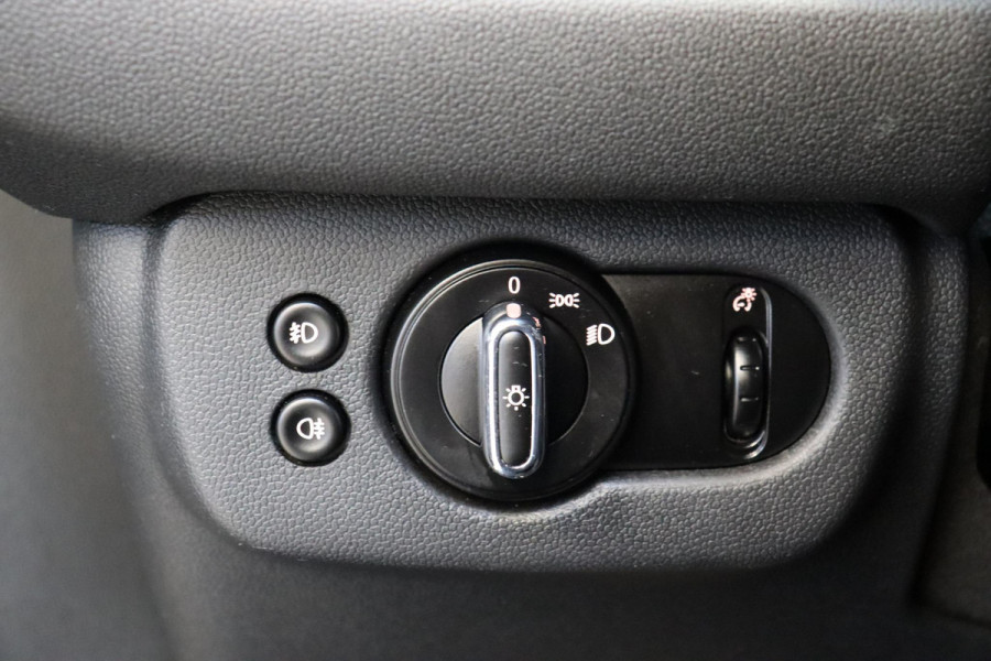 MINI Clubman One Salt Business / Navigatie / LED / Climate Control / Parkeersensoren voor+achter / 16 Inch / Bluetooth / Extra Getint Glas / Cruise Control / Sportstuurwiel / Chrome Line