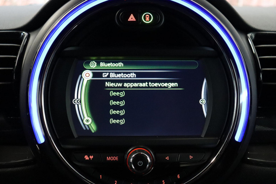 MINI Clubman One Salt Business / Navigatie / LED / Climate Control / Parkeersensoren voor+achter / 16 Inch / Bluetooth / Extra Getint Glas / Cruise Control / Sportstuurwiel / Chrome Line