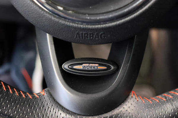 MINI Clubman One Salt Business / Navigatie / LED / Climate Control / Parkeersensoren voor+achter / 16 Inch / Bluetooth / Extra Getint Glas / Cruise Control / Sportstuurwiel / Chrome Line