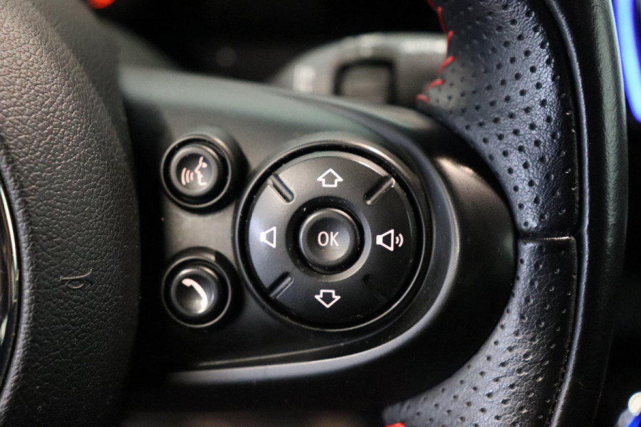 MINI Clubman One Salt Business / Navigatie / LED / Climate Control / Parkeersensoren voor+achter / 16 Inch / Bluetooth / Extra Getint Glas / Cruise Control / Sportstuurwiel / Chrome Line