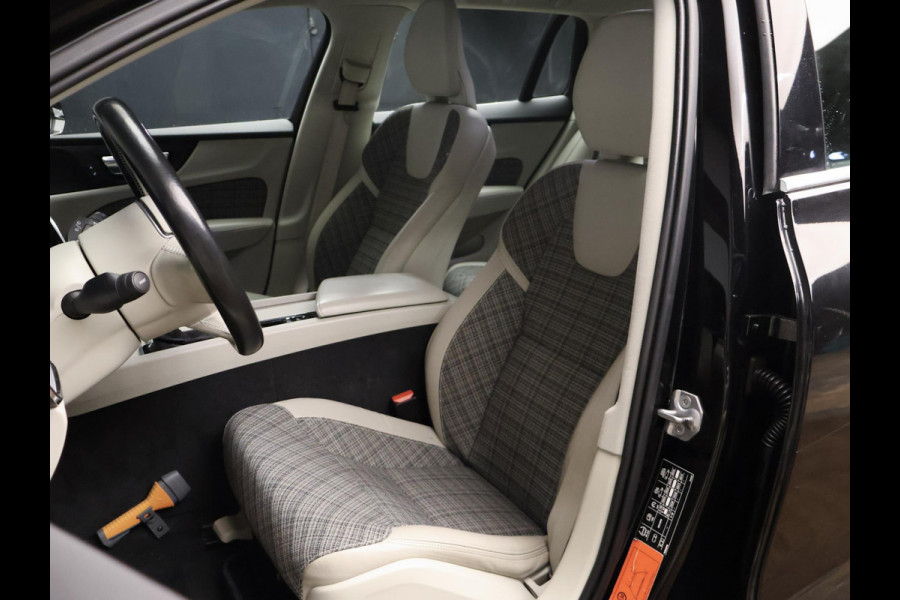 Volvo V60 2.0 T5 Sport (APPLE CARPLAY,NAVI,CAMERA,SPORTSTOELEN,LED,PDC,GETINT,NETTESTAAT)