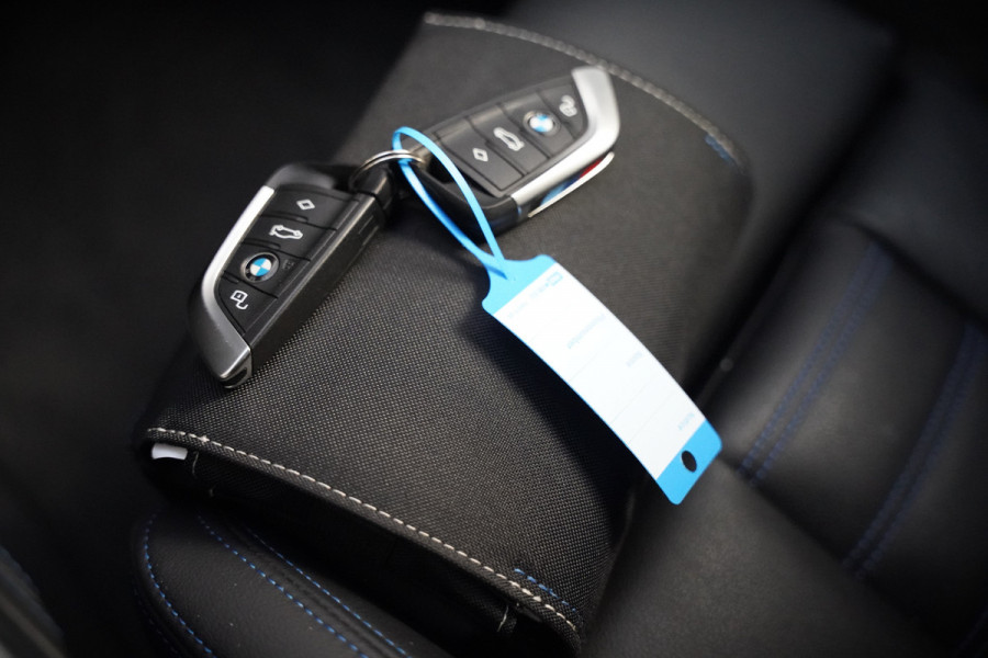 BMW i4 eDrive35 High Executive 70 kWh M Sport | Harman Kardon | Laser | M Stoelen | Camera | Stuurverwarming | Trekhaak | Memory Seats | Keyless | M Gordels | Adaptive Cruise Control | Stoelverwarming | Shadow Line |