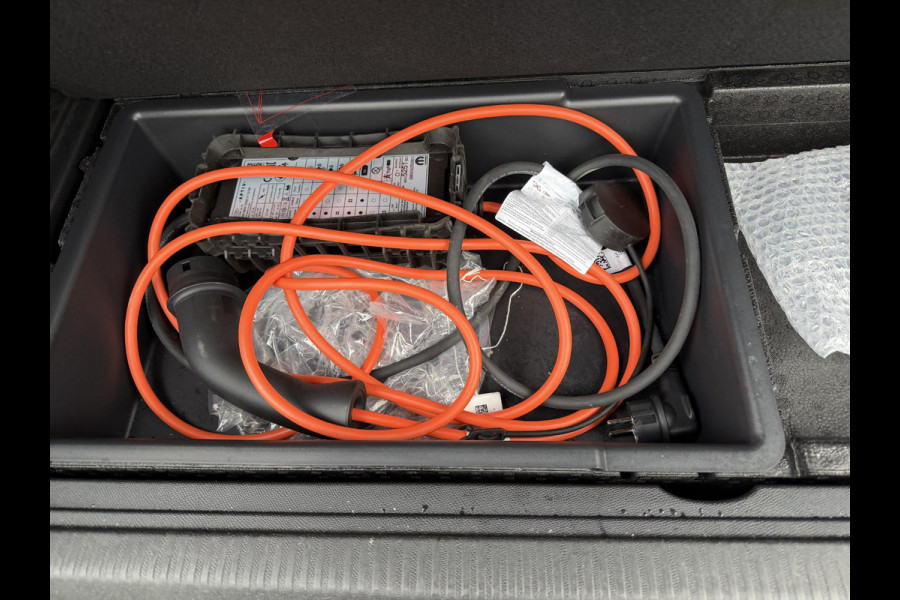 Peugeot 3008 1.6 HYbrid 300 Allure Pack Business PHEV| 300PK!| ADAPTIVE CRUISE CONTROL| STANDKACHEL| STOELVERWARMING| CAMERA VOOR + ACHTER| DODE HOEK SENSOR| ELEKTRISCHE ACHTERKLEP| RIJKLAAR. INCL 12 MND BOVAG GARANTIE