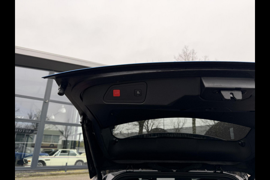 Peugeot 3008 1.6 HYbrid4 300 GT BLACK OPTIC BOMVOL! 22.000KM!| BLACK| STOEL VERWARMING | MASSAGE STOELEN | ELEKT. STOELEN MET GEHEUGEN | ADAPTIVE CRUISE | 12MND BOVAG GARANTIE | ELEKT. ACHTERKLEP | PANO DAK | FOCAL AUDIO|