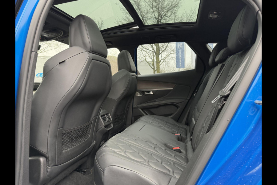 Peugeot 3008 1.6 HYbrid4 300 GT BLACK OPTIC BOMVOL! 22.000KM!| BLACK| STOEL VERWARMING | MASSAGE STOELEN | ELEKT. STOELEN MET GEHEUGEN | ADAPTIVE CRUISE | 12MND BOVAG GARANTIE | ELEKT. ACHTERKLEP | PANO DAK | FOCAL AUDIO|
