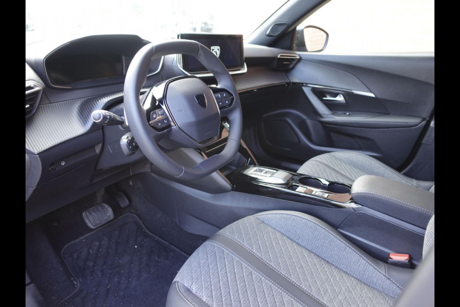Peugeot 2008 1.2 PureTech 130pk Automaat Allure | Navigatie | Apple Carplay/Android Auto | 360 camera | Parkeersensoren | Blind Spot Assist | Adaptive Cruise Control | Stoelverwarming | Getinte ramen | Climate Control
