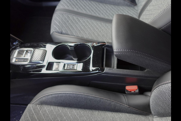 Peugeot 2008 1.2 PureTech 130pk Automaat Allure | Navigatie | Apple Carplay/Android Auto | 360 camera | Parkeersensoren | Blind Spot Assist | Adaptive Cruise Control | Stoelverwarming | Getinte ramen | Climate Control