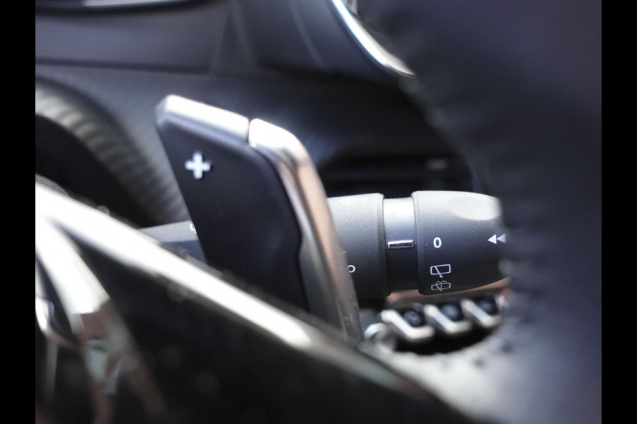 Peugeot 2008 1.2 PureTech 130pk Automaat Allure | Navigatie | Apple Carplay/Android Auto | 360 camera | Parkeersensoren | Blind Spot Assist | Adaptive Cruise Control | Stoelverwarming | Getinte ramen | Climate Control