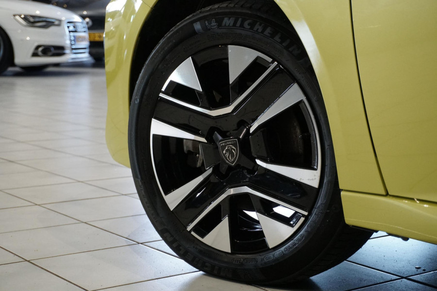 Peugeot 208 Hybrid 100 e-DCS6 Allure + CAMERA / KEYLESS / CARPLAY