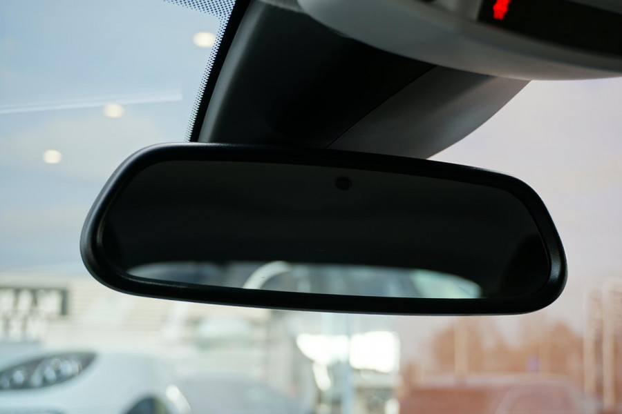 Peugeot 208 Hybrid 100 e-DCS6 Allure + CAMERA / KEYLESS / CARPLAY