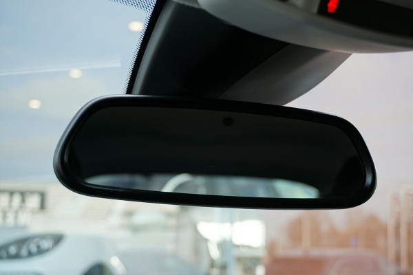 Peugeot 208 Hybrid 100 e-DCS6 Allure + CAMERA / KEYLESS / CARPLAY