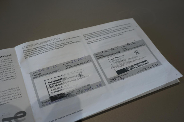 Peugeot 208 Hybrid 100 e-DCS6 Allure + CAMERA / KEYLESS / CARPLAY