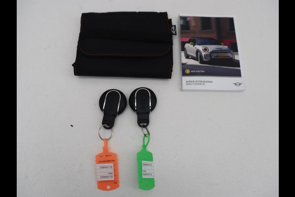 MINI Mini Electric Yours 33kWh | SOH 100% | Panoramadak | Leder | Stoelverwarming | Camera | Warmtepomp | Keyless | Head-Up | Carplay | Navigatie | Full LED | Park Assist