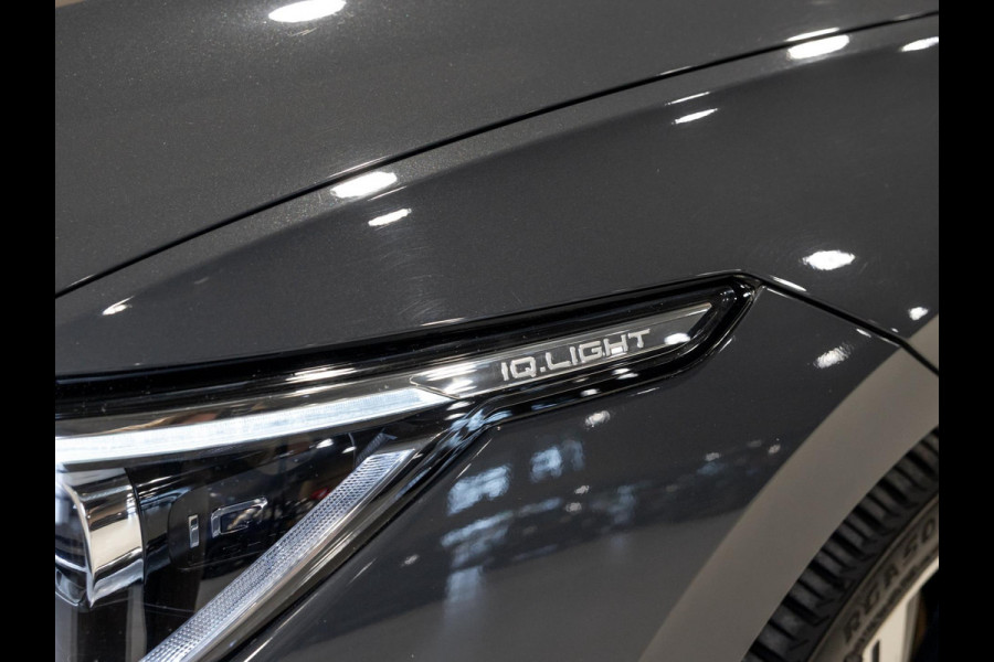 Volkswagen Golf 1.5 eTSI R-Line / 150pk / Panorama dak / Harman Kardon / Stoel en stuurverwarming /