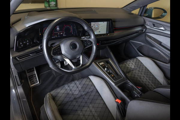 Volkswagen Golf 1.5 eTSI R-Line / 150pk / Panorama dak / Harman Kardon / Stoel en stuurverwarming /