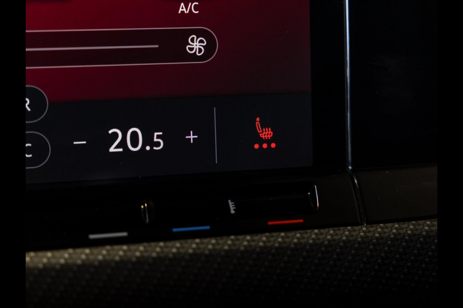 Volkswagen Golf 1.5 eTSI R-Line / 150pk / Panorama dak / Harman Kardon / Stoel en stuurverwarming /