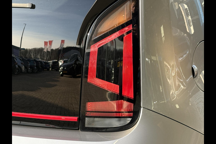 Volkswagen up! 1.0 TSI GTI 115pk | VOL! | Panoramadak | Zomer- & Winterset | Beats Audio | Stoelverwarming | Cruise Control | Camera |