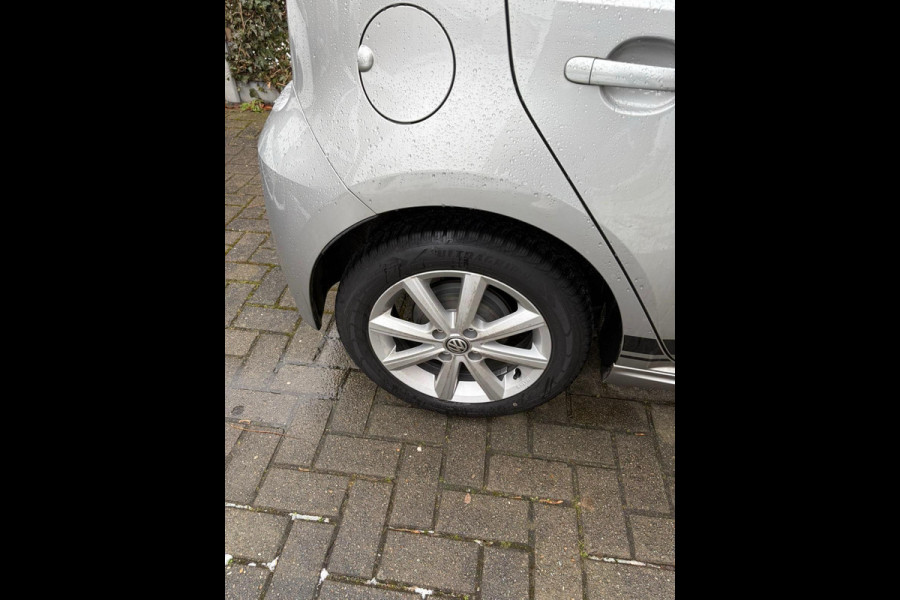 Volkswagen up! 1.0 TSI GTI 115pk | VOL! | Panoramadak | Zomer- & Winterset | Beats Audio | Stoelverwarming | Cruise Control | Camera |