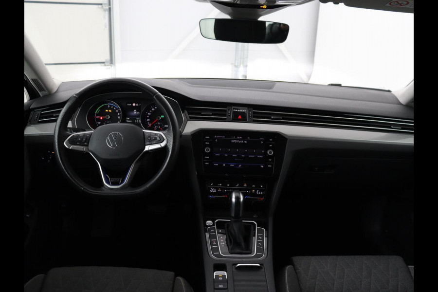 Volkswagen Passat 1.4 TSI PHEV GTE | Stoelverwarming | Camera | Carplay | Navigatie | Matrix LED | Adaptive cruise | Climate control | Bluetooth | Parkeerhulp | Plug In