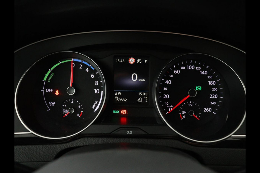 Volkswagen Passat 1.4 TSI PHEV GTE | Stoelverwarming | Camera | Carplay | Navigatie | Matrix LED | Adaptive cruise | Climate control | Bluetooth | Parkeerhulp | Plug In