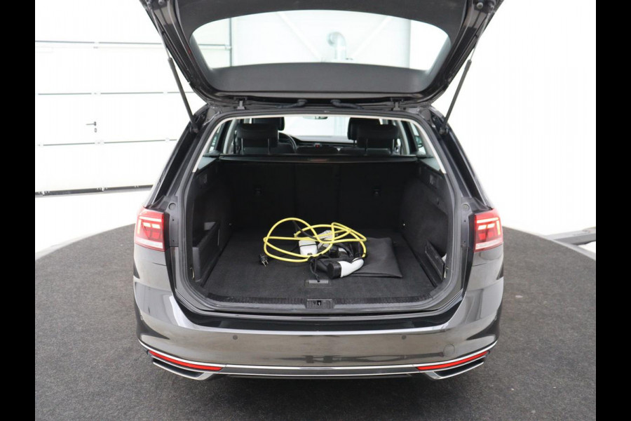 Volkswagen Passat 1.4 TSI PHEV GTE | Stoelverwarming | Camera | Carplay | Navigatie | Matrix LED | Adaptive cruise | Climate control | Bluetooth | Parkeerhulp | Plug In