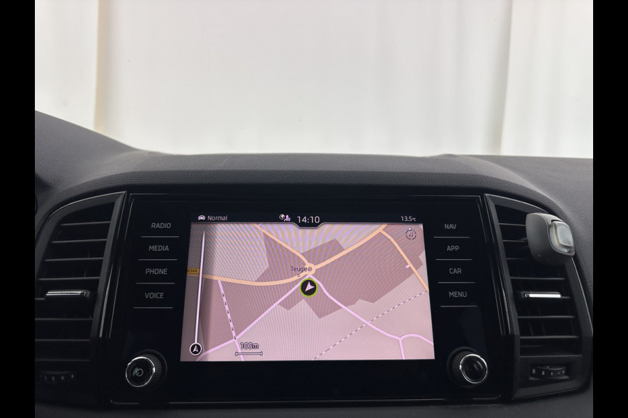 Škoda Karoq 1.5 TSI ACT Sportline Business (INCL-BTW) Aut. *PANO | DIGI-COCKPIT | FULL-LED | ADAPTIVE-CRUISE | CANTON-AUDIO | BLINDSPOT | HEATED-SPORTSEATS | CAMERA | AMBIENTLIGHT | NAVI-FULLMAP | KEYLESS | DAB+ | TOWBAR | PRIVACYGLAS